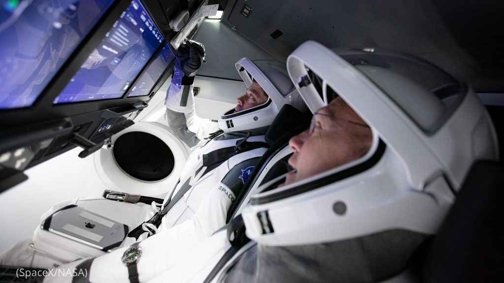 SpaceX载人“龙”飞船顺利升空与国际空间站对接